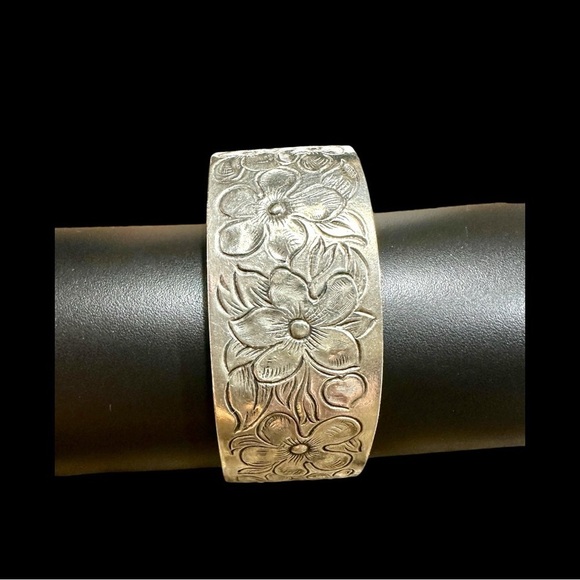 SALISBURY PEWTER, FLOWER OF THE MONTH, CUFF BRACELET. MONTH OF FEBRUARY. - Picture 2 of 7